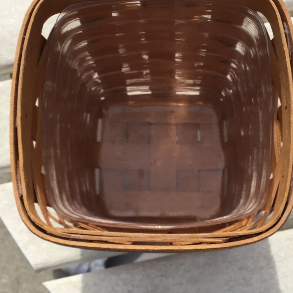 Longaberger Vintage 1996 handwoven basket with plastic insert. - Picture 2 of 2